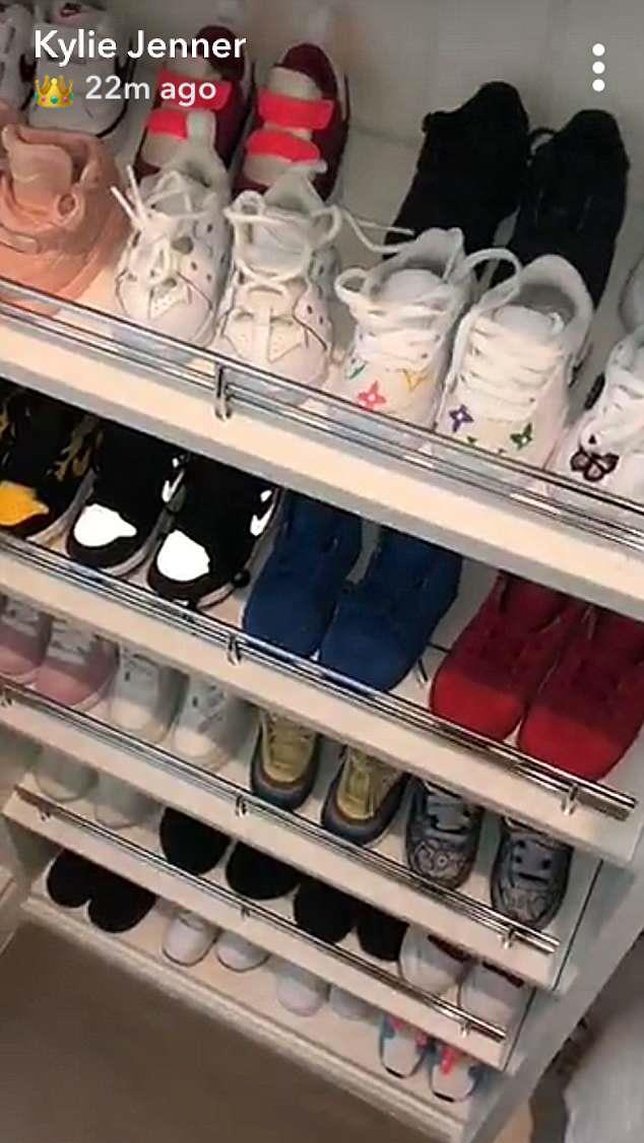 Inilah koleksi sepatu branded milik Stormi Webster Â© Kylie's Snapchat