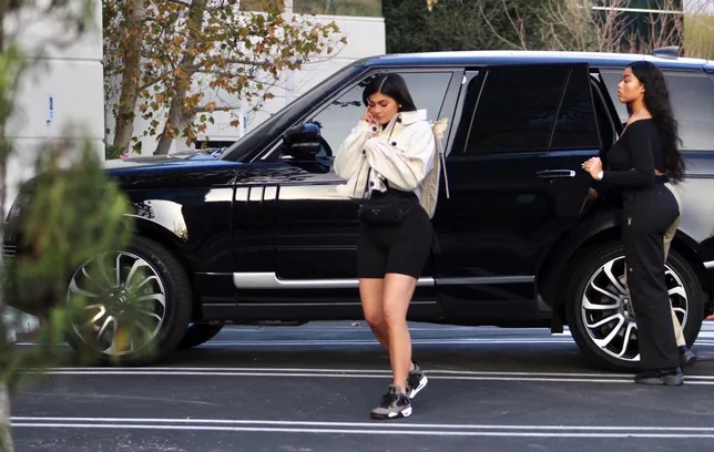 Foto Perdana Kylie Jenner Saat Muncul di Depan Publik Usai Melahirkan