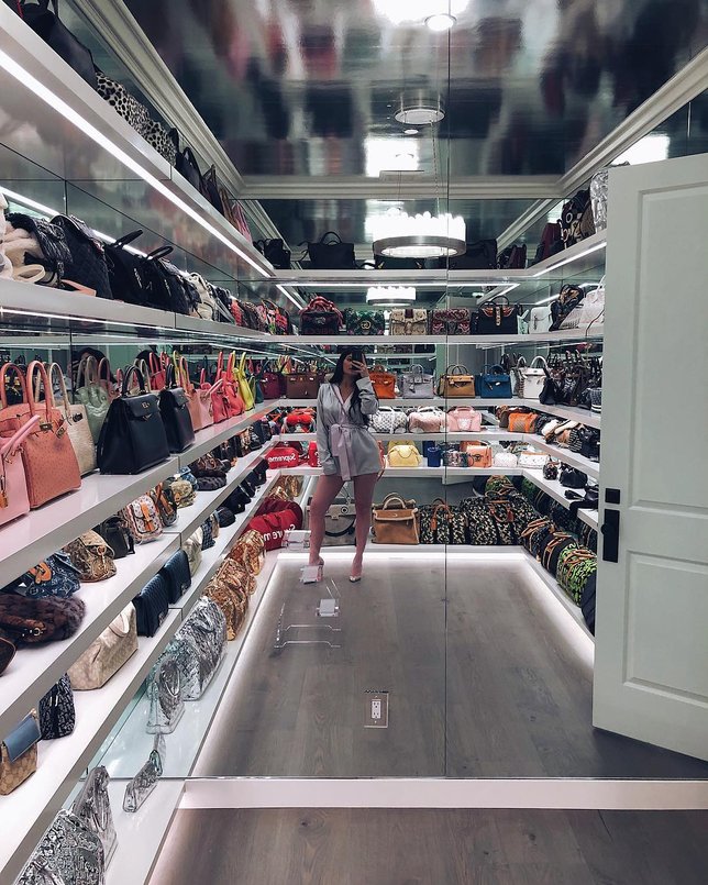 Kylie Jenner pamerkan koleksi tas mewahnya. Credit: via instagram.com/kyliejenner