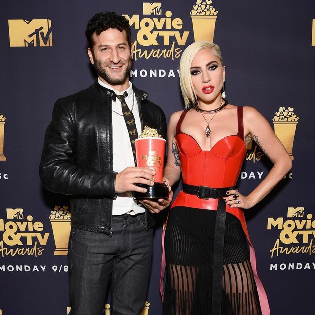 Lady Gaga bersama Chris Moukarbel setelah menerima penghargaan. (instagram.com/ladygaga)