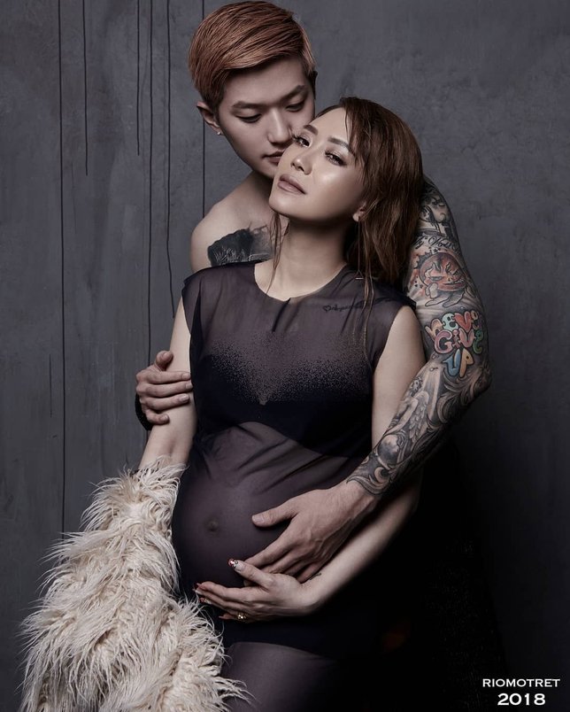 Pose Lee Jeong Hoon dan sang istri dalam maternity shoot. Credit: via instagram.com/riomotret