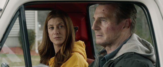 Kate Walsh dan Liam Neeson di Honest Thief. ©Open Road Films via IMDb