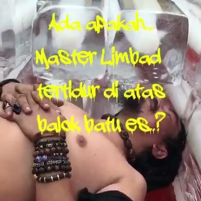 Aksi berbahaya Limbad selama 14 jam di balok es. (Credit: instagram.com/limbadindonesia)