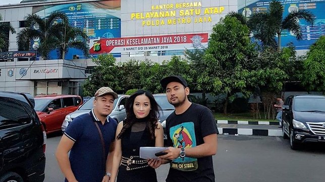 Ratna Pandita, teman duet Lucinta Luna bersama dengan manajer di SPKT Polda Metro Jaya. (Credit: instagram.com/lucintaluna)