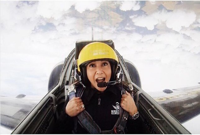 Maia Estianty menunggangi jet tempur dan di tangan kirinya ada jam mewah melingkar. Cr: instagram.com/maiaestiantyreal