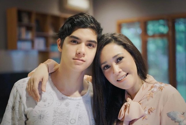 Potret kedekatan Maia dan putranya. /©instagram.com/maiaestiantyreal
