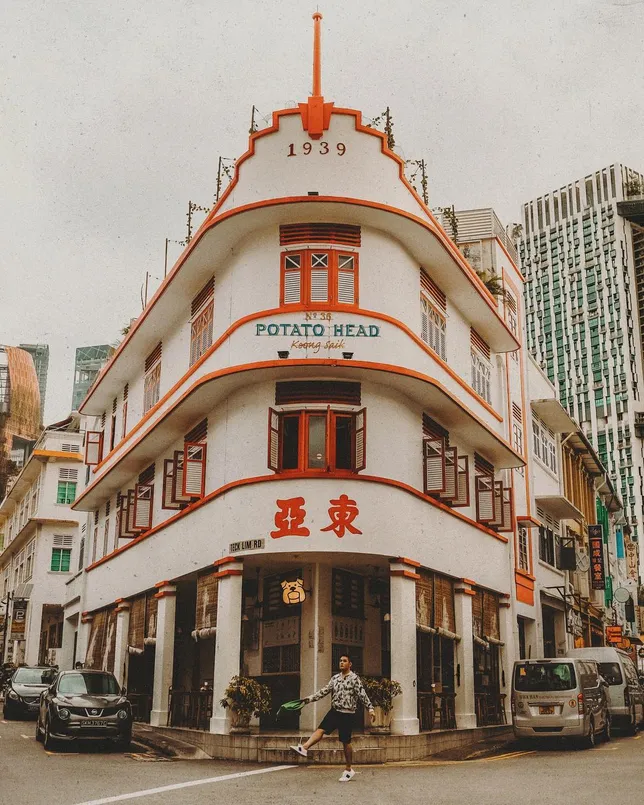 Hans Danial saat berada di restoran Potato Head di kawasan Chinatown (Dok. @eatandtreats)