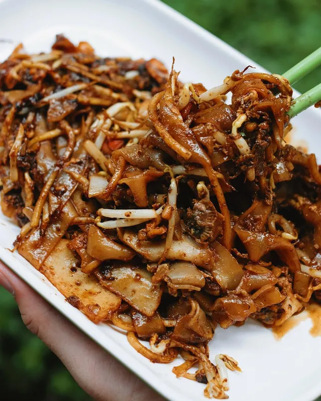 Kwetiau yang disajikan di salah satu kedai jajanan di Amoy Street Food Centre .(Dok: @eatandtreats)
