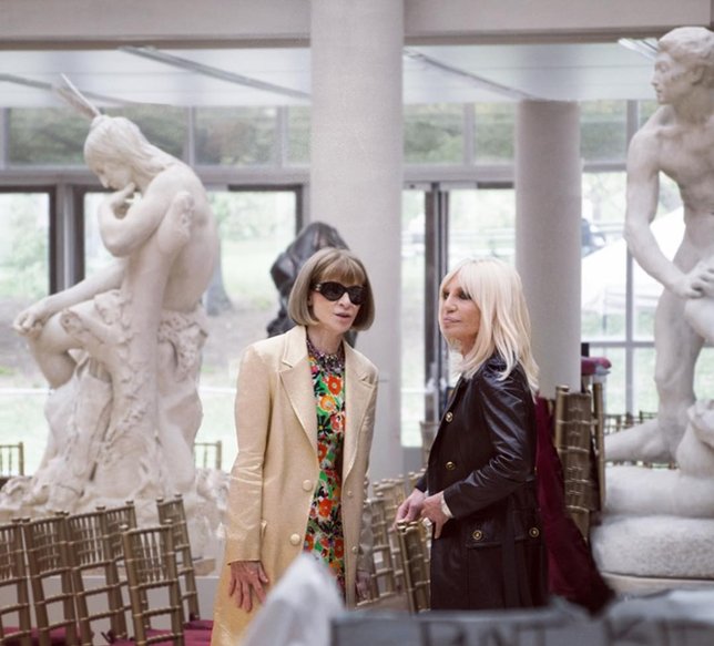 Anna Wintour dan Donatella Versace mempersiapkan event kontroversial ini dengan matang. © Instagram.com/DonatellaVersace