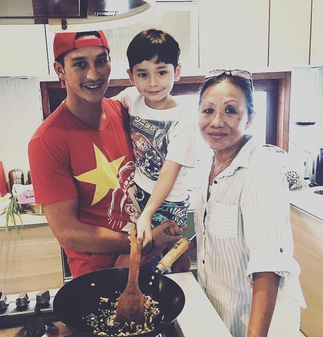 Mike Lewis mengunggah momen hangat bersama anak dan ibunya. (Credit: Instagram/mike_lewis)