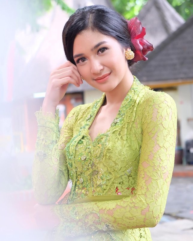 Mikha pakai kebaya, cantik banget! © instagram.com/ryanogilvy