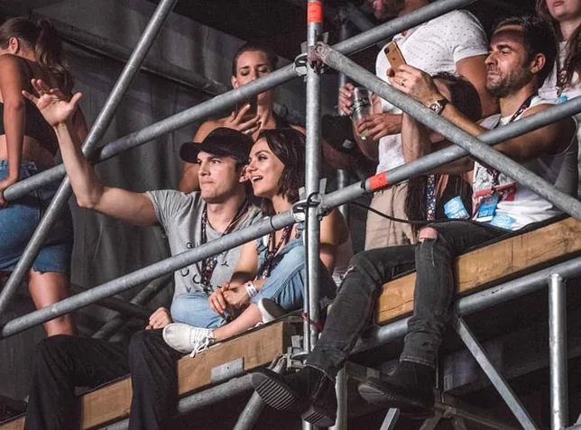 Ashton dan Mila asyik kencan tanpa anak © usmagazine.com
