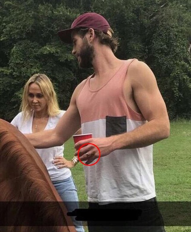 Dikabarkan Sudah Menikah  Cincin  Liam Hemsworth Ternyata 