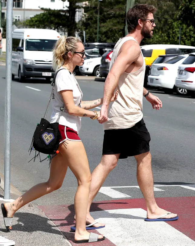 Miley dan Liam gandengan usai makan siang © people.com