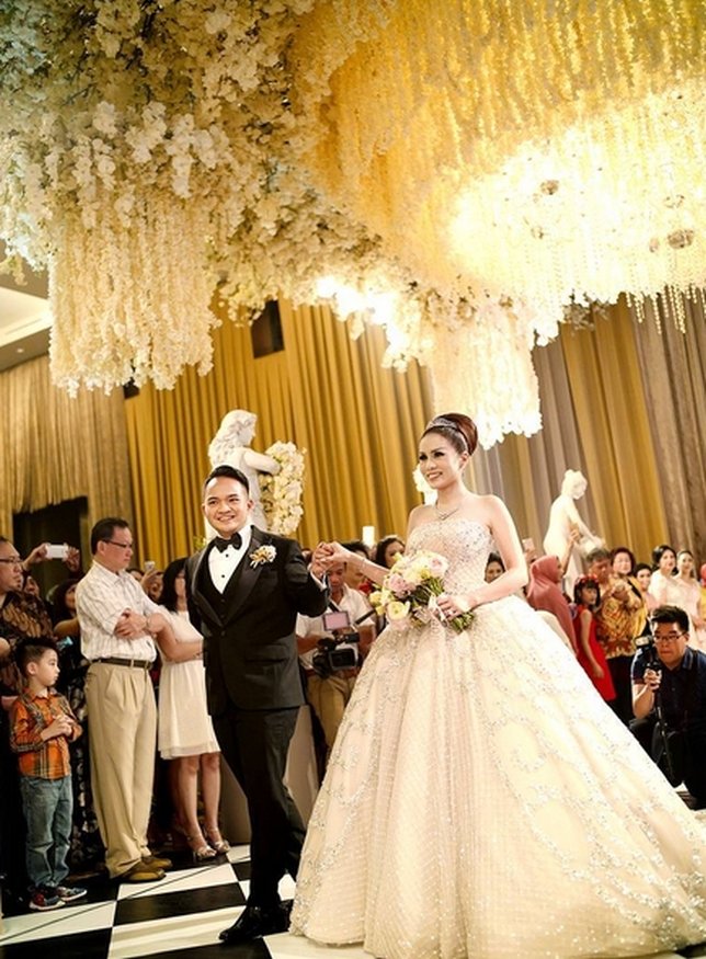 Tak banyak dibahas, pernikahan Momo Geisha berbalut kemewahan. cr: instagram.com/rikky_xstudio
