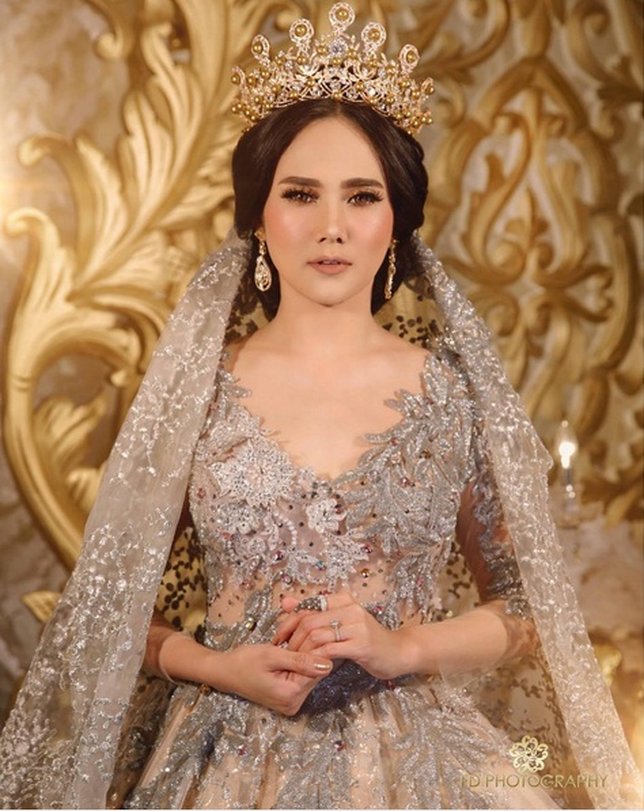 FOTO Pakai Kebaya Warna Emas Mulan Jameela Tampil Cantik 