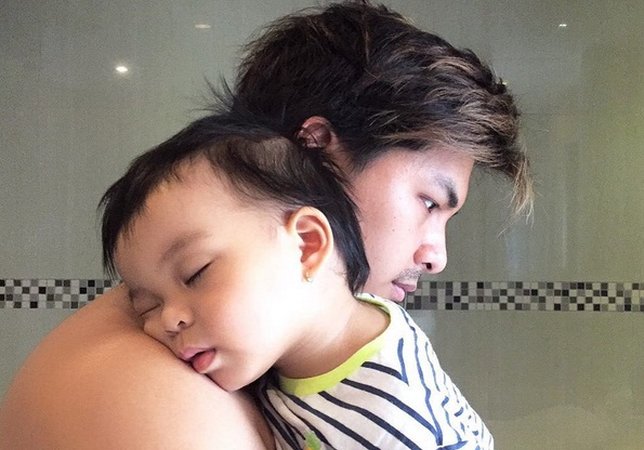Lucunya saat Baby Nastusha tidur nyenyak dalam pelukan Glenn. /©instagram.com/chelseaoliviaa