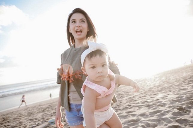 Kebersamaan manis Chelsea Olivia dan putrinya Baby Nastusha. /©instagram.com/chelseaoliviaa