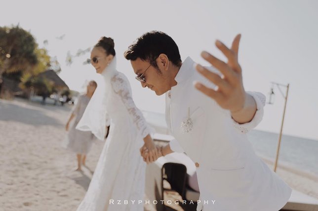 Nadine dan Chandrawinata menyelenggarakan pesta pernikahan di Lombok © instagram.com/rzbyphotography