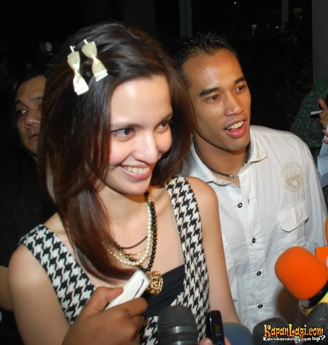 Nia Ramadhani dikabarkan tunangan dengan Ardi Bakrie tahun 2009 (credit: kapanlagi.com)