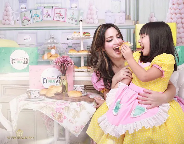 Sama-sama cantik, Nia dan sang putri Mikhayla juga sering lakukan photoshoot. Credit: via instagram.com/ramadhaniabakrie