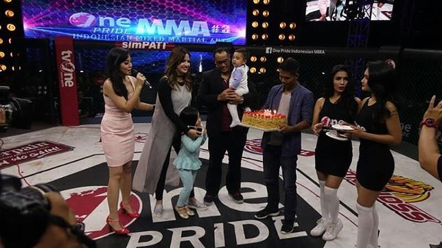 Ultah, Nia Ramadhani Naik Panggung MMA dan Dapat Kado Dari 