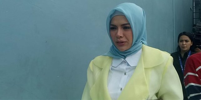 Nikita Mirzani memutuskan berhijab Š Kapanlagi.com/Adi Abbas Nugroho