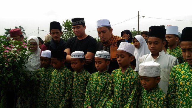 Billy mengajak anak yatim untuk berdoa di makam Olga Syahputra ©KapanLagi.com/Nuzulur Rakhmah