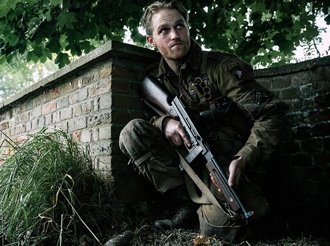 Tentara bersembunyi dari serangan tentara NAZI dan zombie. (Courtesy of Paramount Pictures)