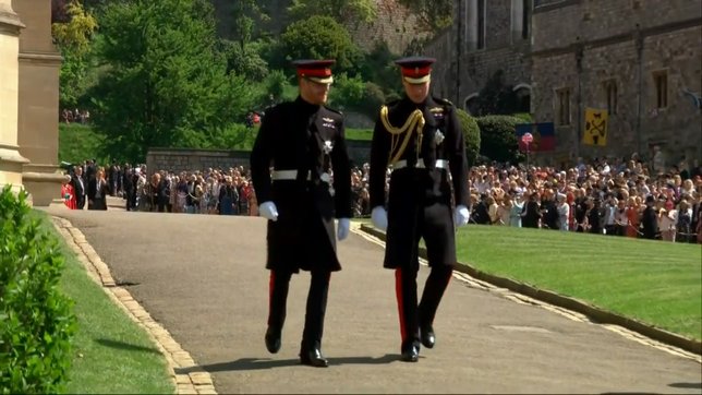 Pangeran Harry dan Pangeran William tiba di kapel St. George. © AFP