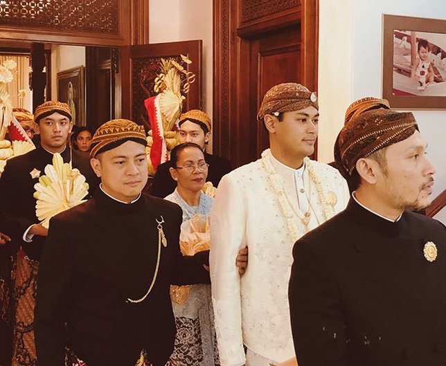 Penampilan Gagah Panji saat masuki lokasi akad nikah. Credit: via instagram.com/ibnuriza