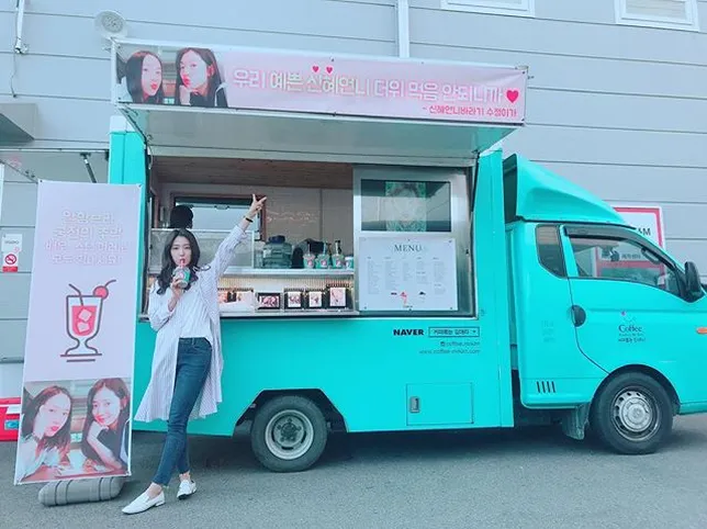 Park Shin Hye dapat kiriman coffee truck dari Krystal. © Instagram.com/ssinz7