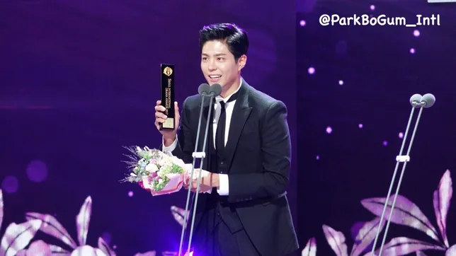 Park Bo Gum Beri Selamat Untuk Song Joong Ki dan Song Hye 