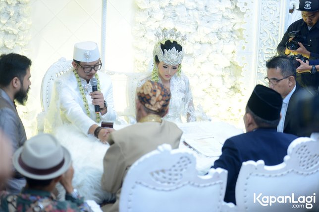 Prosesi akad nikah Poppy dan Oki © KapanLagi.com®/Bayu Herdianto