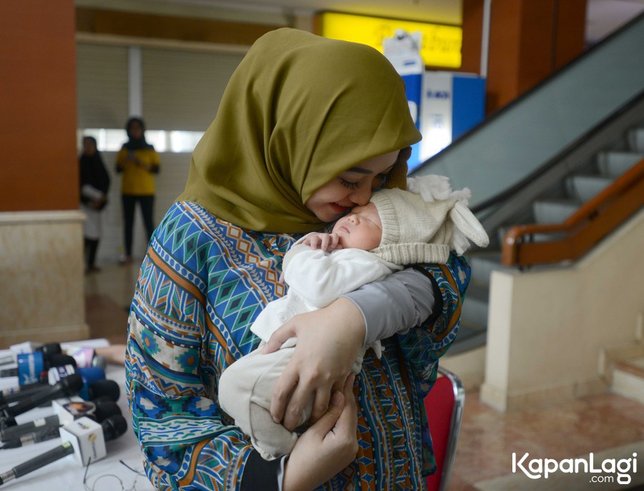 Poppy siap stok ASI buat Arka © KapanLagi.com®/Bayu Herdianto