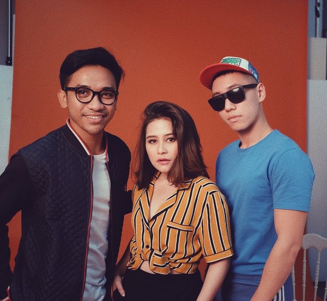 Pose Prilly bareng Stylist dan MUA langganan. Credit: via instagram.com/prillylatuconsina96