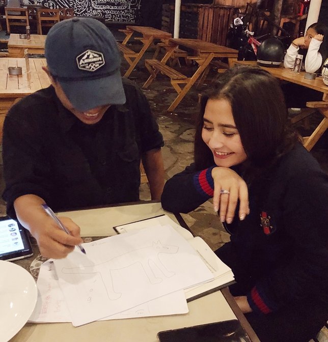 Prilly bertemu dengan Pidi Baiq. © Instagram/prillylatuconsina96