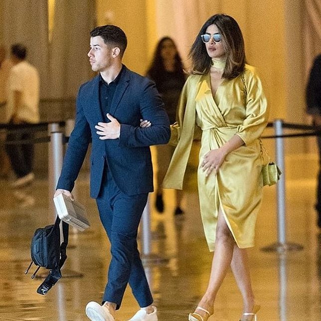 Priyanka Chopra gandeng Nick Jonas dengan mesra ©bollywoodwrap