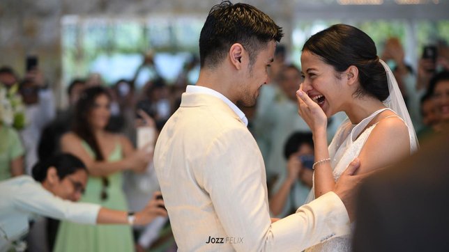 Chicco meminang Putri sebagai tanda keseriusannya. (Credit: Jozz Felix Photography)