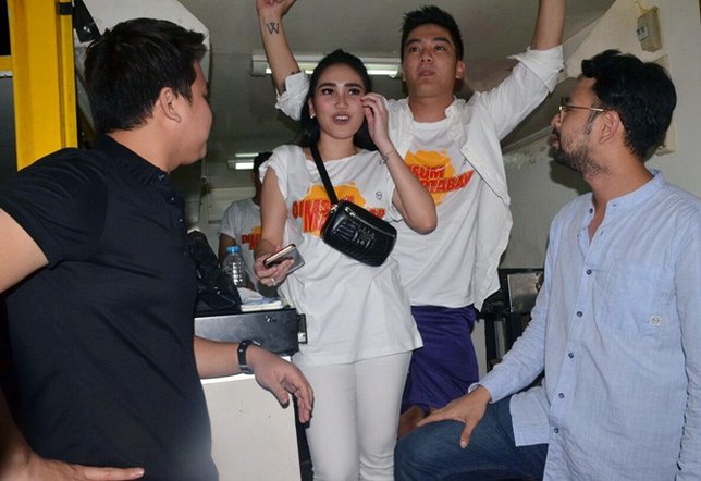 Raffi Ahmad temani Ayu Ting Ting jual martabak © KapanLagi.com/Muhammad Akrom Sukarya