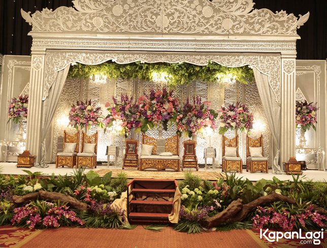 Dekorasi venue pernikahan Raditya Dika dan Anissa Aziza (credit: kapanlagi.com/Muhammad Akrom Sukarya)