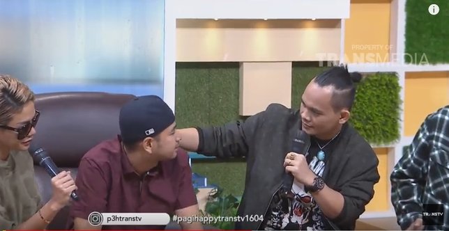 Mbah Mijan ketika menerawang mata Raffi Ahmad ©youtube/transtv