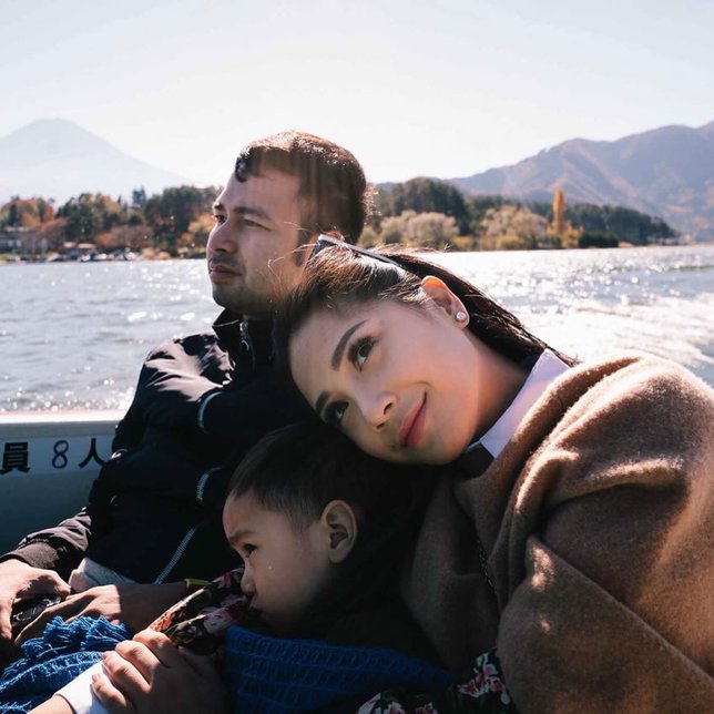 Momen manis kedekatan keluarga Raffi Ahmad saat mengunjungi danau Kawaguchi. /©instagram.com/raffinagita1717