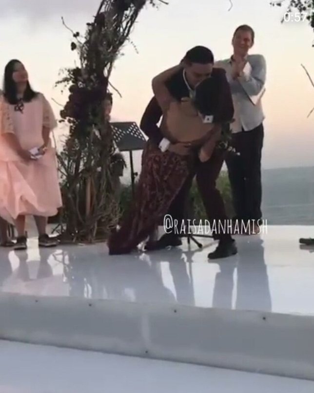 [Foto] Rayakan Pernikahan di Bali, Hamish Peluk dan Cium 