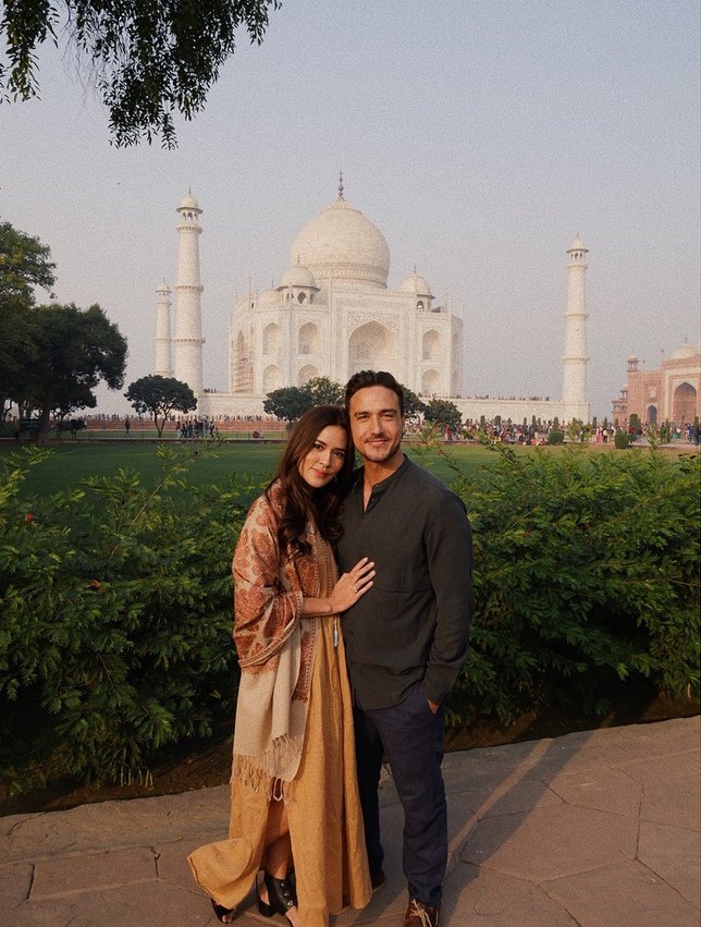 Pose mesra Raisa dan Hamish saat liburan di India. Credit: via instagram.com/raisa6690