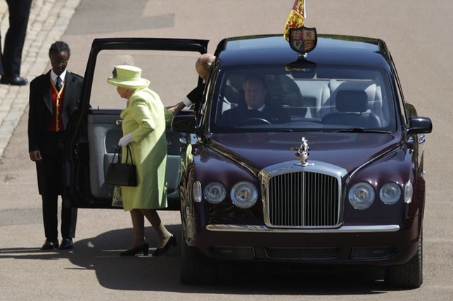 Ratu Elizabeth II hadiri pernikahan Pangeran Harry dengan gaun berwarna green lime © AFP