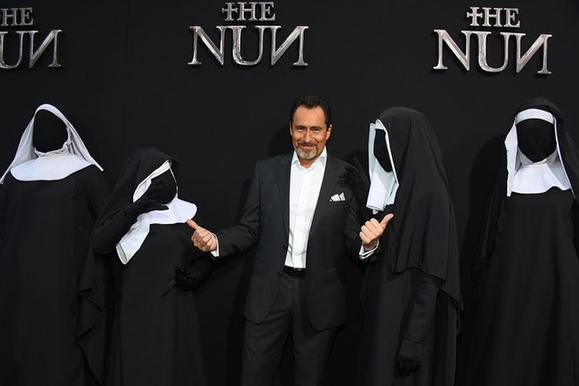 Demian Bichir menjadi tokoh sentral, pastur yang menerka kematian sang biarawati. (AFP)