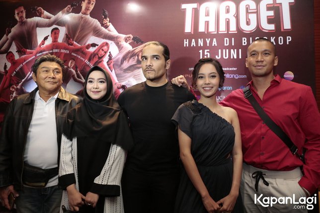 Ria bersama para cast film TARGET © KapanLagi.com®/Muhammad Akrom Sukarya