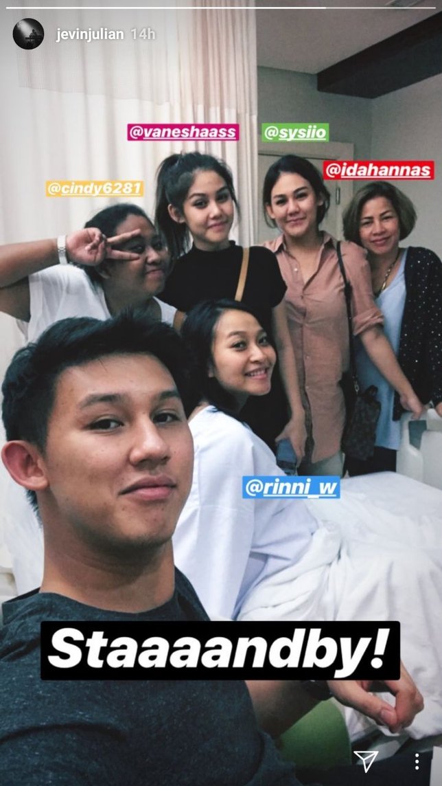 Rinni ditemani oleh orang-orang terdekatnya sebelum proses persalinan berlangsung © instagram.com/jevinjulian