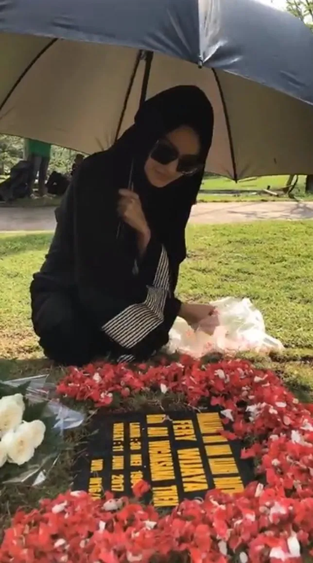 Ririn tabur bunga di makam Fery ©instagram/ririnekawati